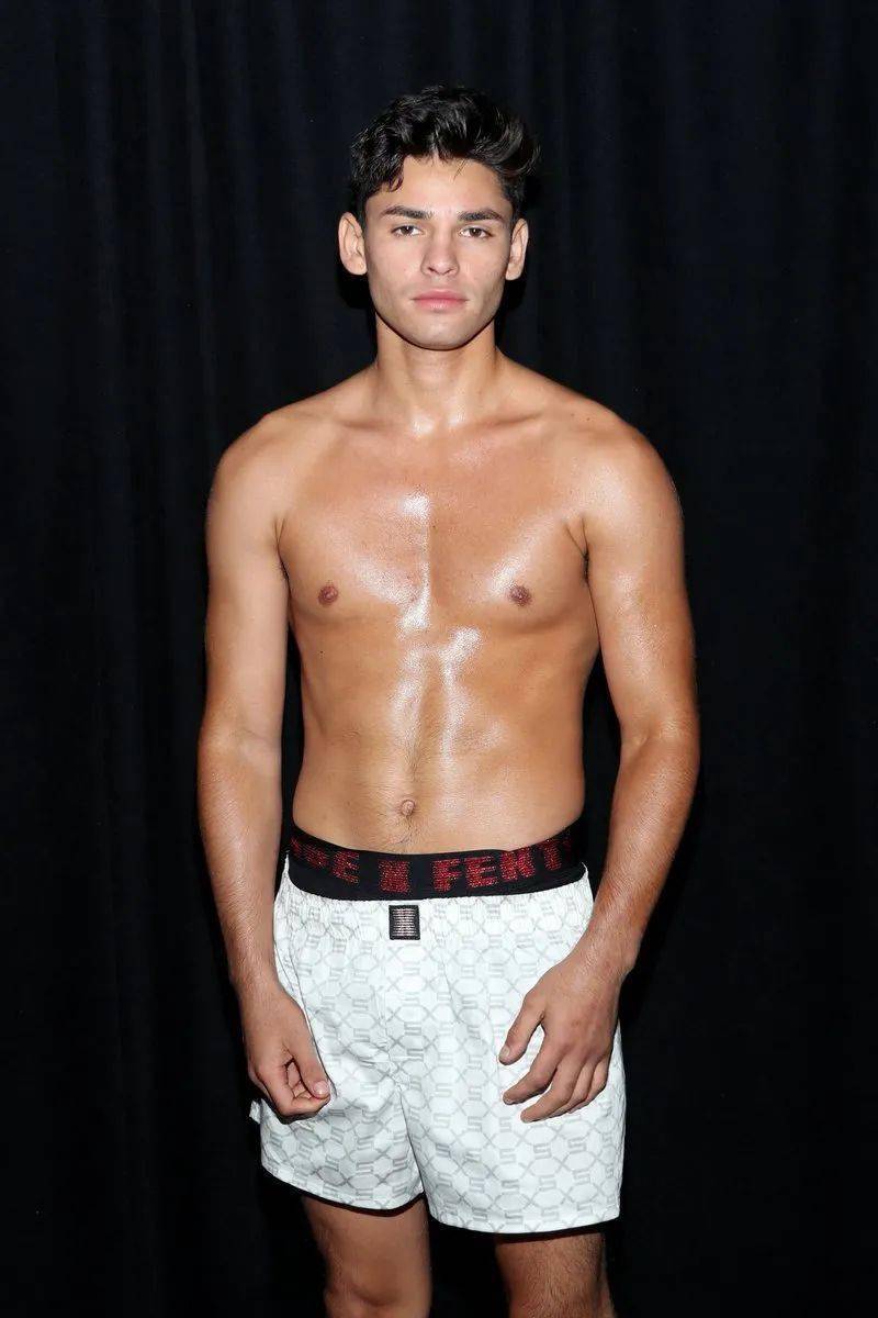 Rihanna|蕾哈娜又赢了，男士内衣系列刚发售就卖到断货！