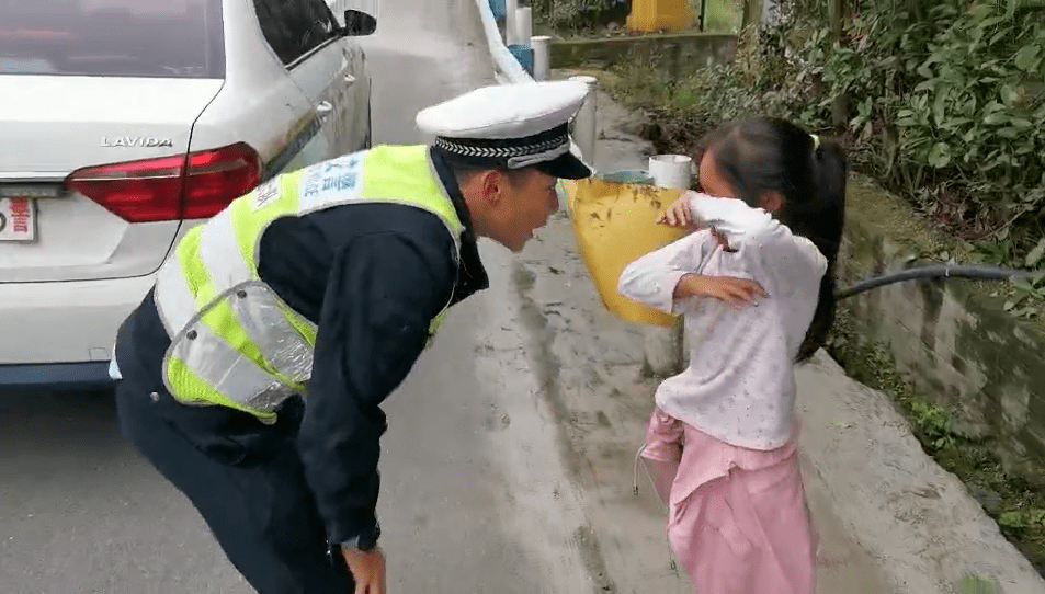 女子高速上拦车卖盒饭，现象背后的思考