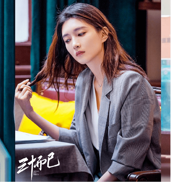 西装|《三十而已》?王漫妮同款！这件可攻可柔的秋季西装，显高显瘦超气质，一件=N套LOOK，照着穿贼时髦！