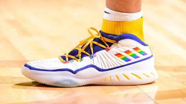 Waffle|侃鞋丨阿迪达斯的2020：惨痛之下，仍有光芒