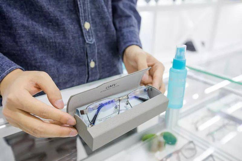 眼镜免费维修服务 ae1d41cc74a14b83b4986b44823c7092.jpeg