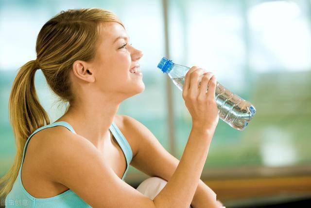 运动减肥后喝水有好处?但要牢记这4个喝水技巧,瘦身快