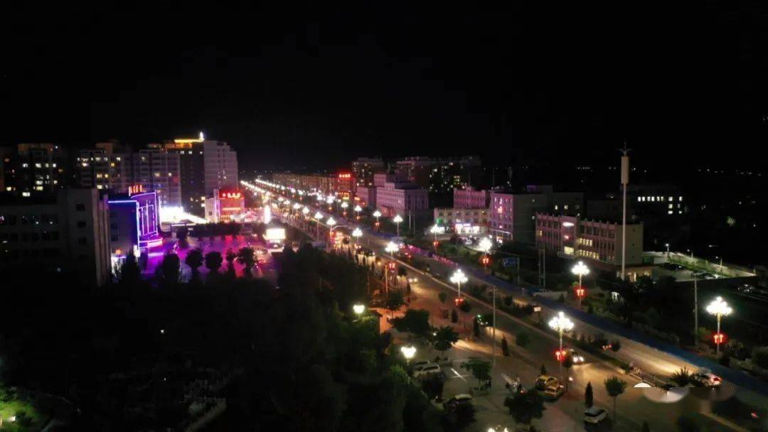 夜景是一件很享受的事情 当夜幕缓缓降临,登上二郎山眺望整个岷县城