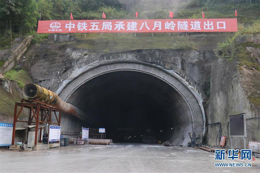 客货|新成昆铁路八月岭隧道贯通 新老铁路将客货分离