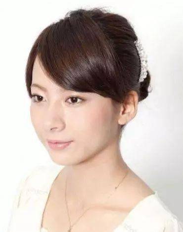 斜刘海扎头发简单好看 e1ce5fbb4e3142dbb60f645b2e40df5b.jpeg