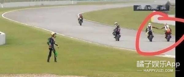 八卦爆料|原创瞧不起王一博？车手胡通明疑摔车铲人老手，队友欢呼发表辱女言论？