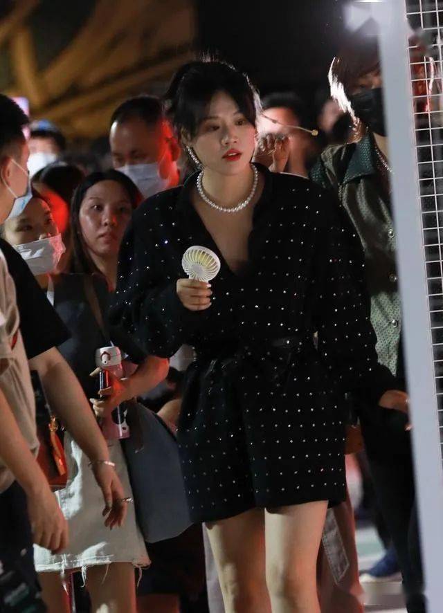 连衣裙|马思纯成“富太太”了？穿高贵连衣裙戴珍珠项链，太“富态”了