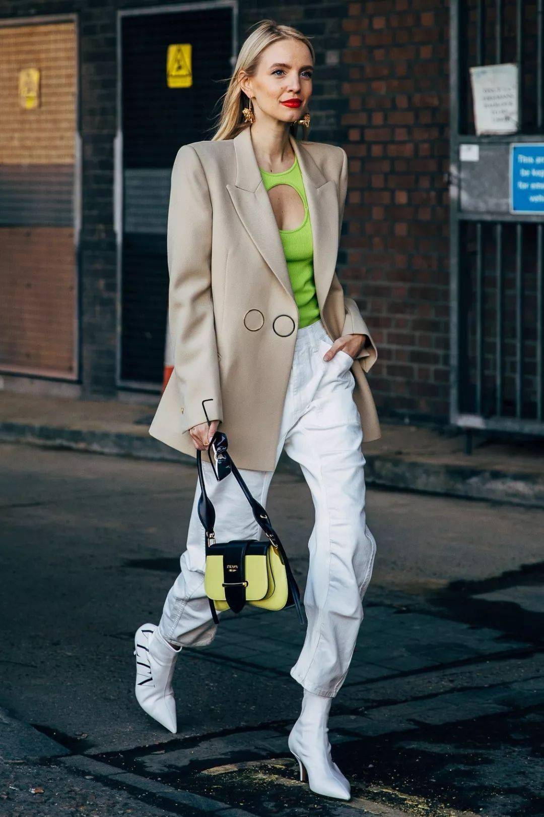 黑色|【服饰前沿】2020显白又高级，只服奶茶色