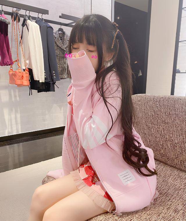 萝莉|蔡萝莉晒水晶高跟鞋，意外暴露脱发严重，花10多万植发也没用？