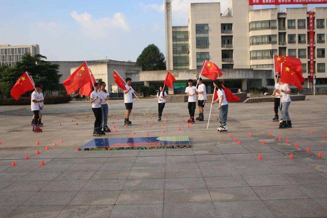 谈球吧体育这个国庆假期有看点丨当轮滑遇上魔方奏响“爱”的华尔兹！(图3)