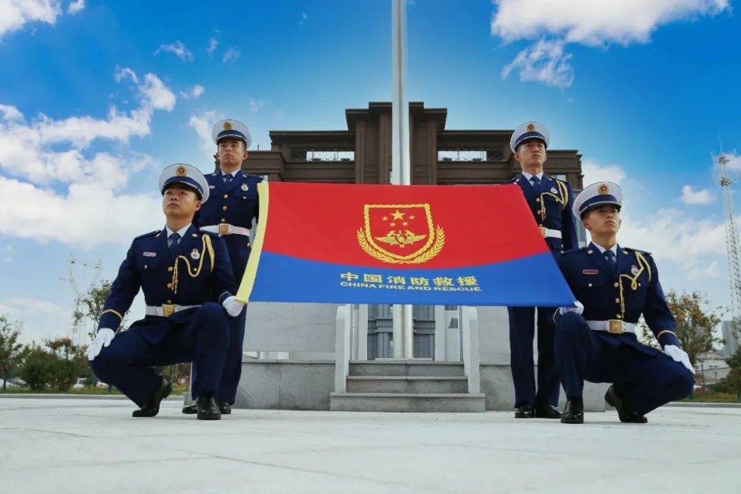 潍坊市消防救援支队机关举行升国旗仪式