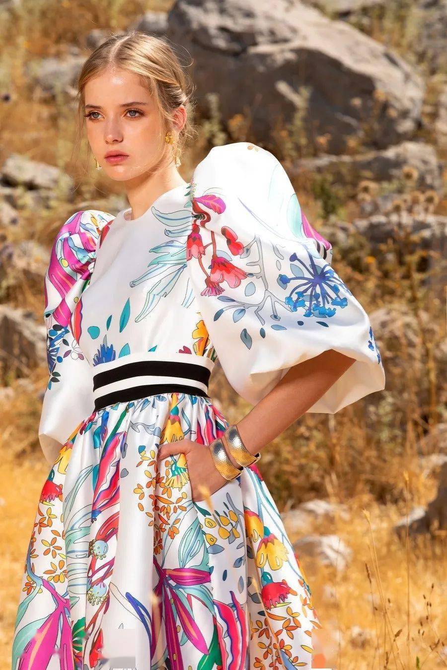 Saab|下凡历劫这么苦,为什么不打扮得再美一些呢?交织着华丽Elie Saab在斜阳下闪烁着光芒