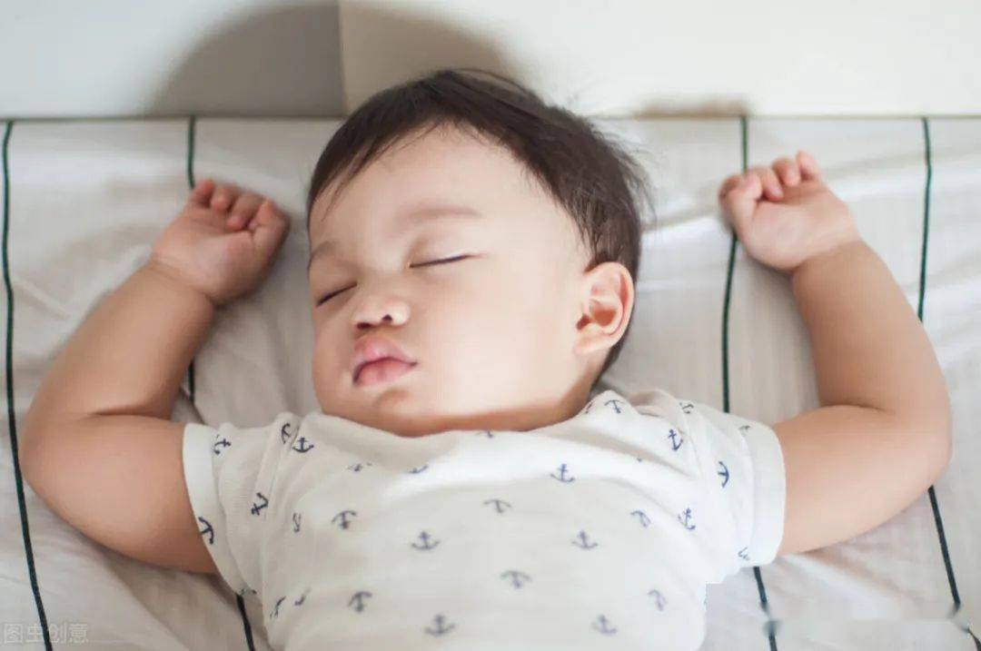 年龄|小睡的时间和次数不同宝宝一天需要小睡几次？不同年龄的孩子