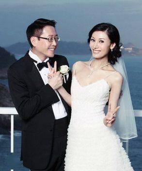 豪门|50岁李嘉欣晒素颜自拍，皮肤白皙细腻如少女，豪门阔太范儿十足