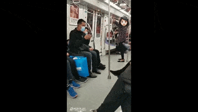 女子竟在地铁车厢内啃饼,跳操!网友坐不住了