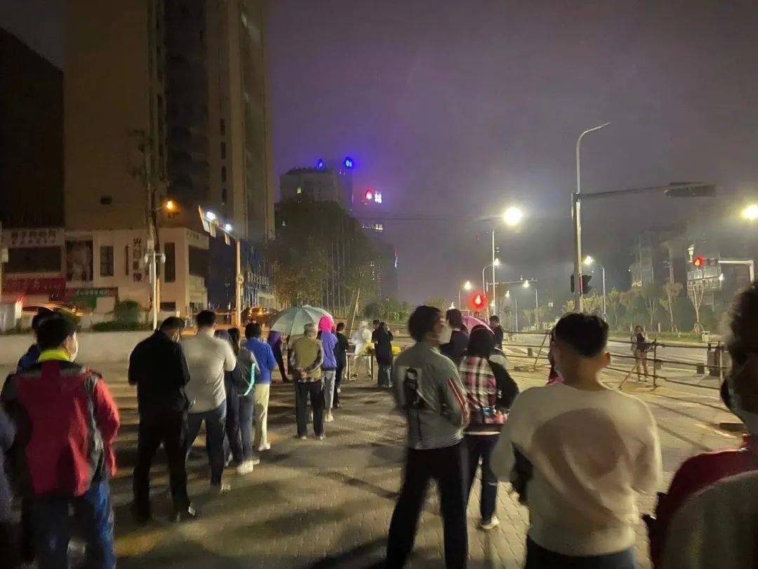 青岛市民连夜排队接受采样，张文宏发声