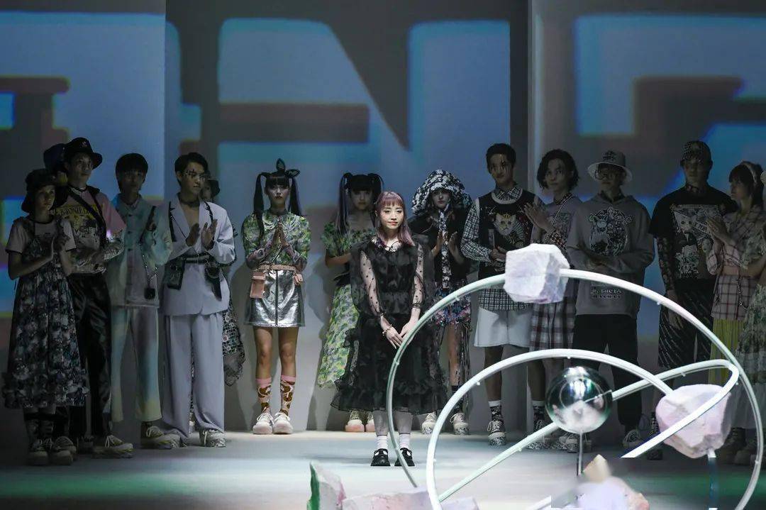 陆玺娅|不愧是你！本季最“拼”的设计师品牌～