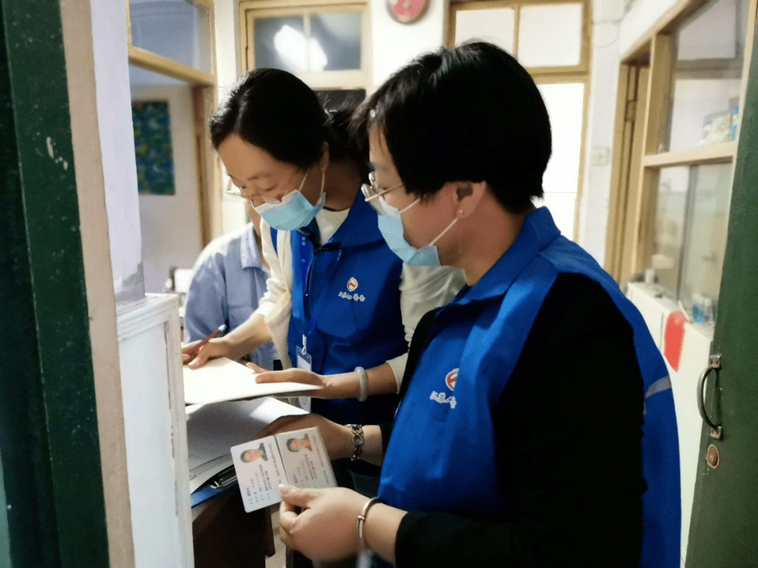 人口调查敲门吗_当幸福来敲门(2)