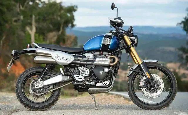 实拍凯旋scrambler1200xe复古摩托里的硬派adv探险车