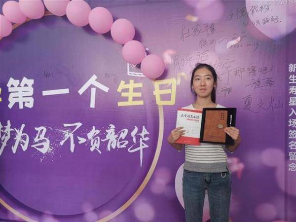 新生|暖心！高校自制一米长生日蛋糕给11名新生庆生