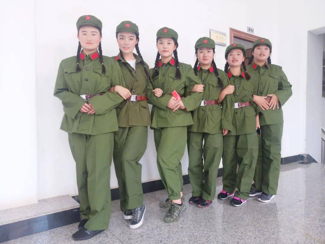 就这么一遍一遍,自王曦文带领同学们走向了比赛场, 并最终拿到了第一