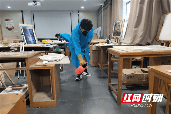 吉首|亮身份，吉首大学美术学院学生党员在行动