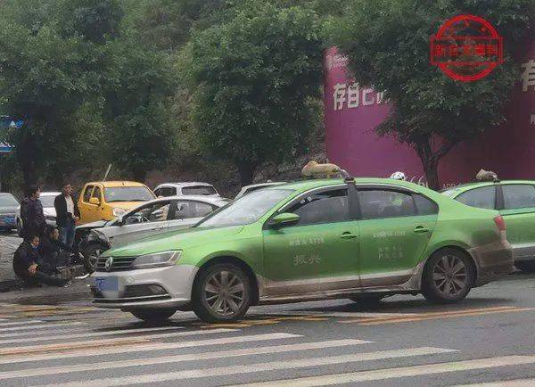 "砰"的一声!自贡一出租车头被撞散了架,车身直冒白烟(附视频)