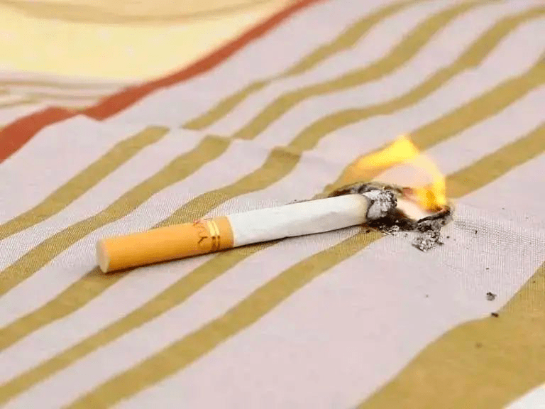 烟头虽小,但其表面温度可达200至300℃,中心温度可达700至800℃,可以