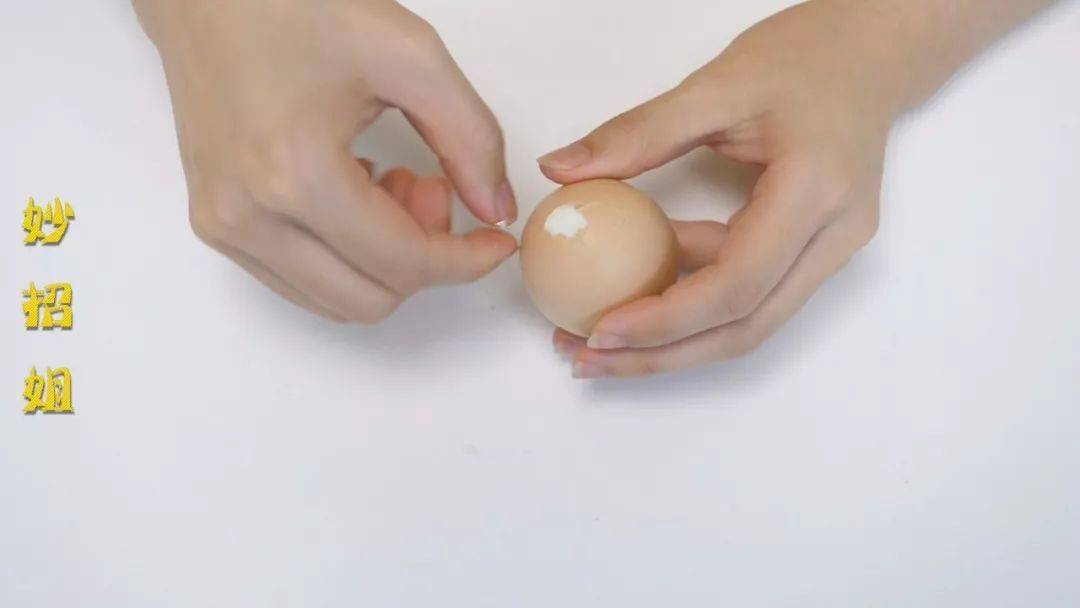 生活|剥鸡蛋,用这招不粘壳,3秒蛋壳自动脱落!