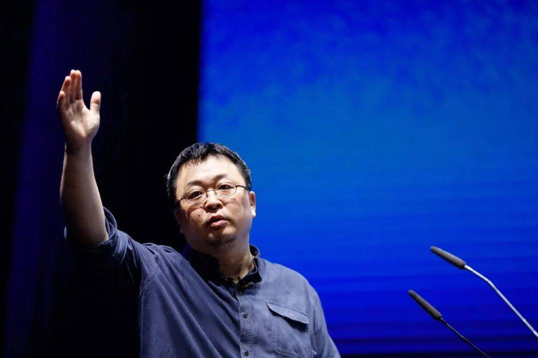 罗老师你别这样啊罗老师罗太君的梅开二度就挺突然的母公司毕竟是母公司而子公司这次的发布会也许是因为之前