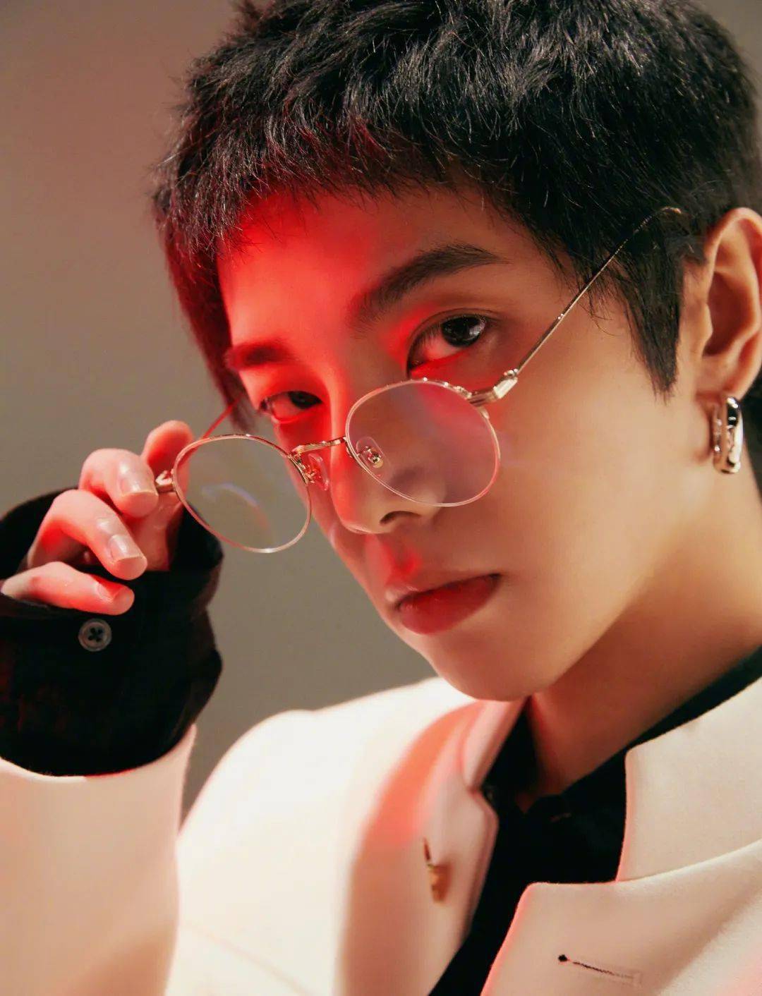 钟楚曦|快讯 | Angelababy封面、华晨宇活动、钟楚曦活动、杨超越大片