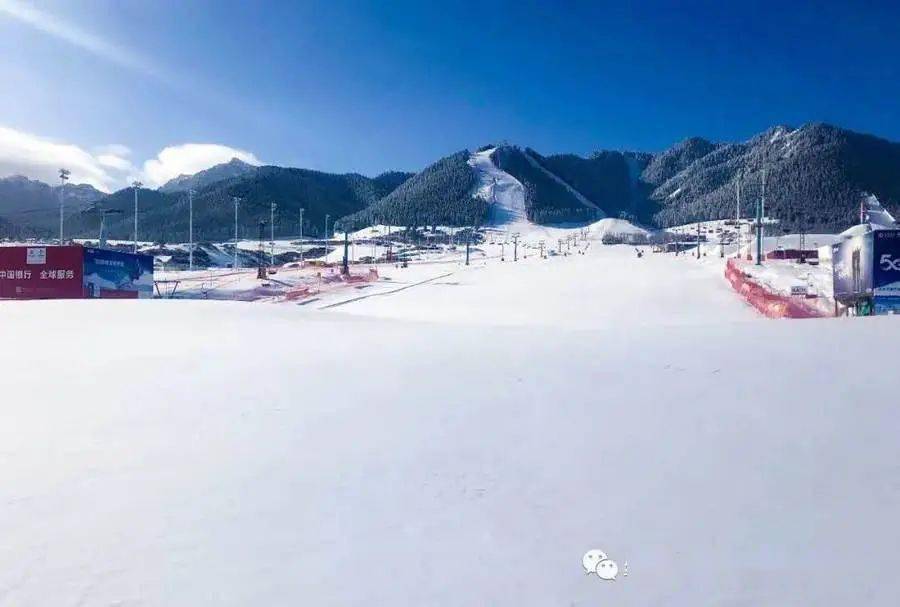 丝绸之路国际滑雪场冬天的温度在零下10摄氏度左右,雪场建有初,中