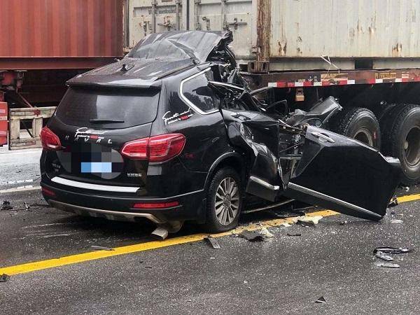 宝杨路近铁山路一辆suv追尾集卡 驾驶员不幸身亡