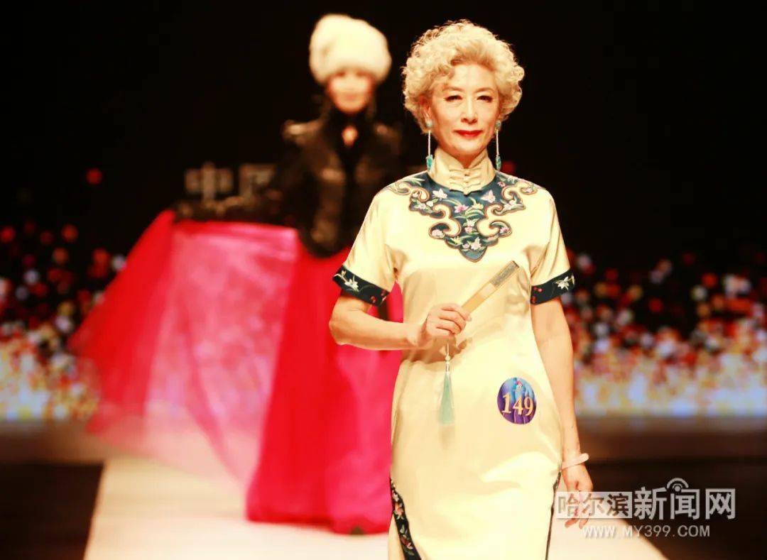 冬日光多年致力于模特表演,在中老年模特界被誉为最美银发"旗袍奶奶".