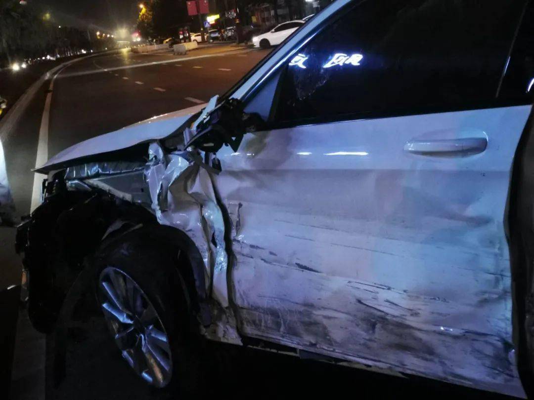 今早二环东路发生严重车祸出租车被撞得稀烂司机