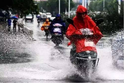 隔音|隔音、起雾、挡视线……丹阳一网友直呼：下雨天戴头盔不方便