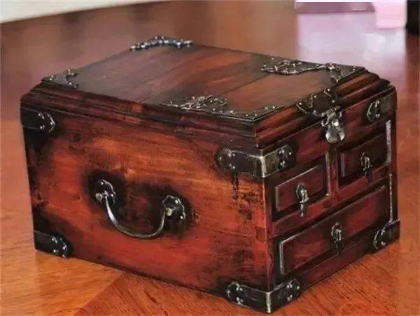 珠宝|有“毒”首饰盒别买！把珠宝都毁的不成样！4招教你买到最合适的首饰盒~