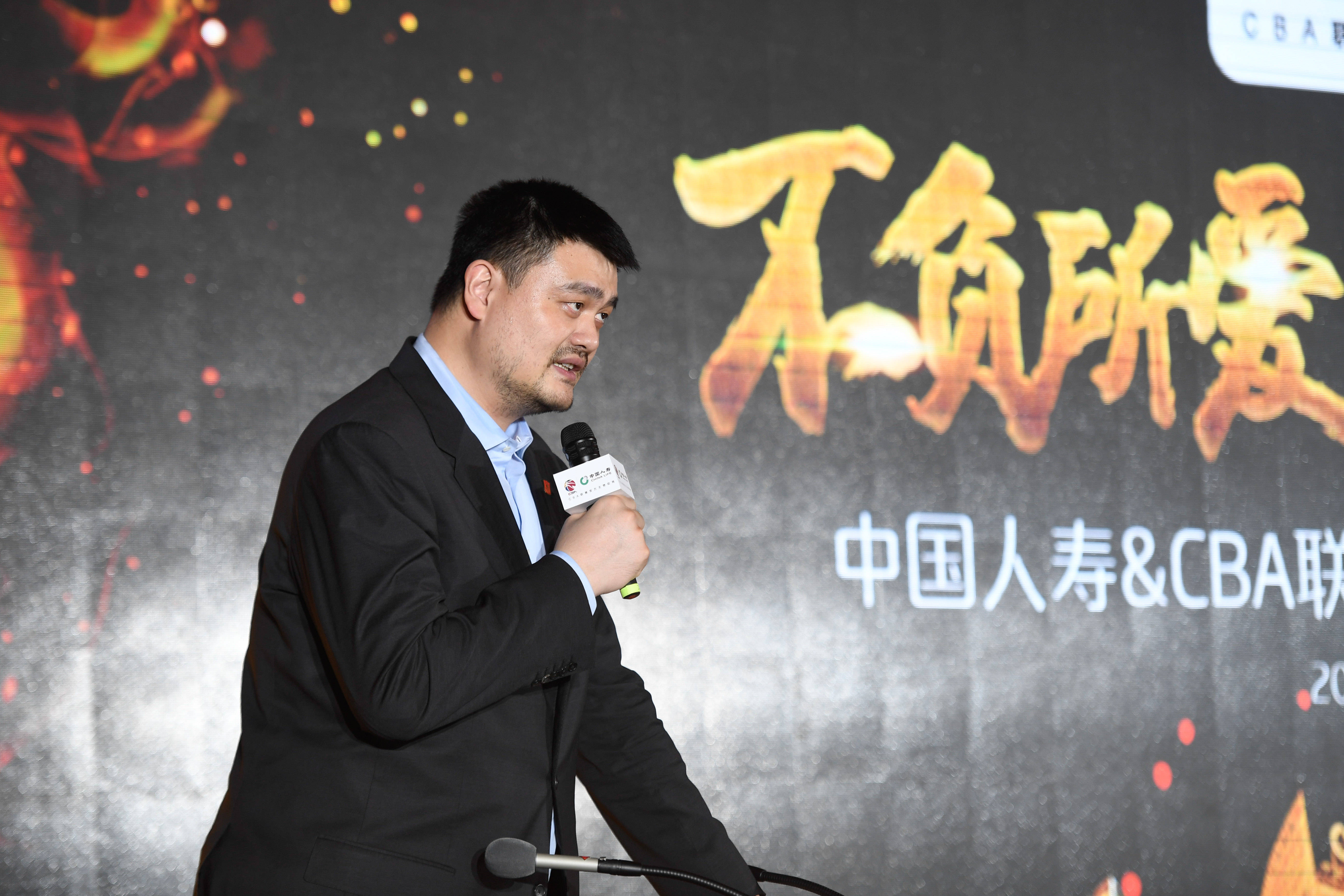 10月17日,中国篮协主席,cba联盟董事长姚明(右)与中国人寿