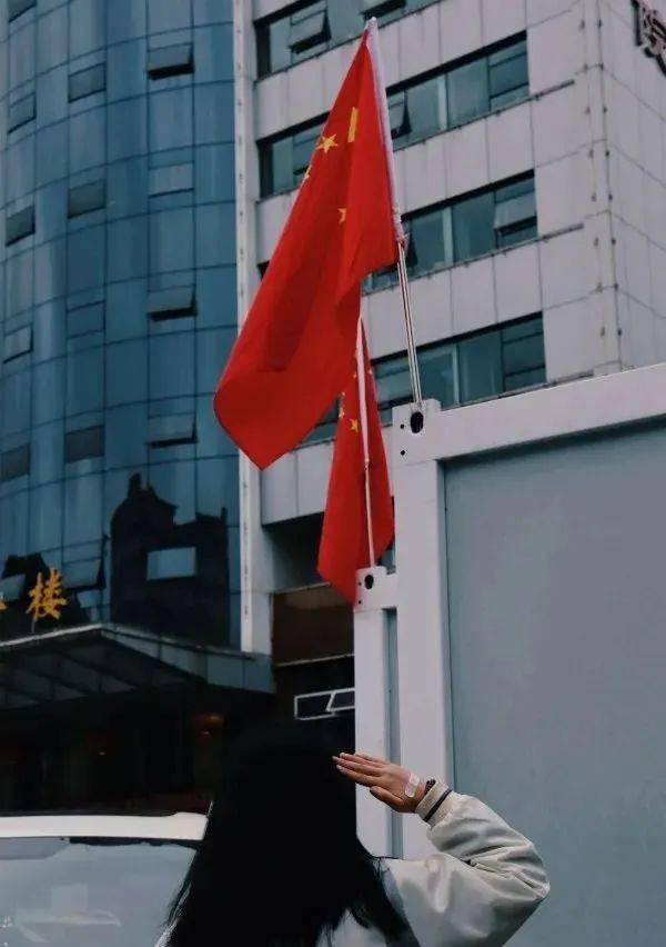 中国红pose来和国旗合张影吧