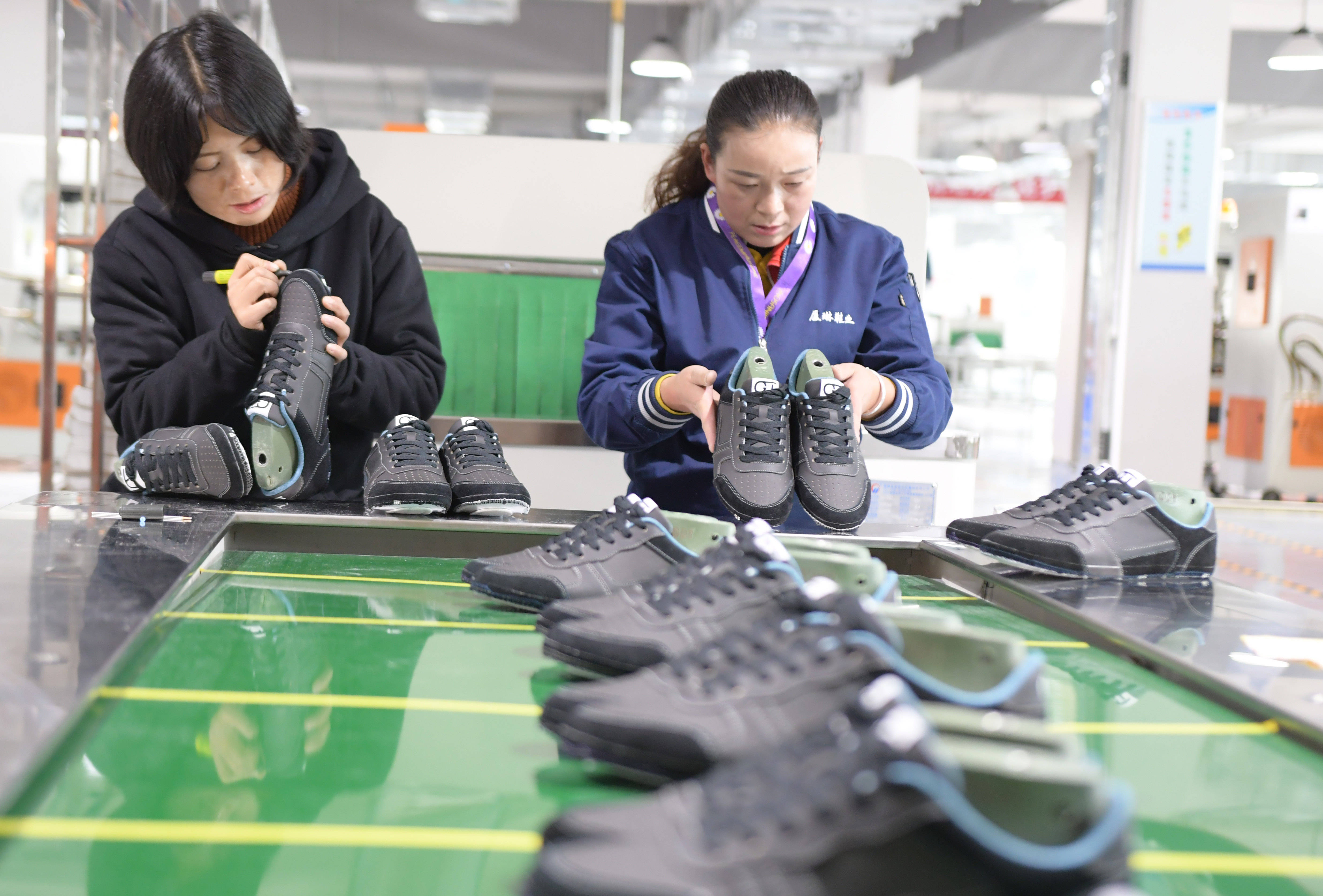 10月17日,甘肃省临夏回族自治州和政县一扶贫车间里,工人在制鞋生产线