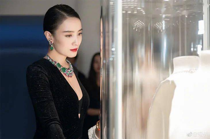 Lancel|壹周潮话题 | 一周看了三场珠宝展，今年又买不成保时捷了！（狗头）