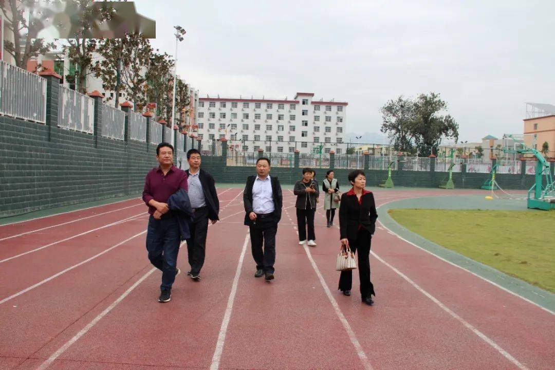 靳杨杨,现年29岁,广西民族大学广播电视编导专业本科学历,现任南召县