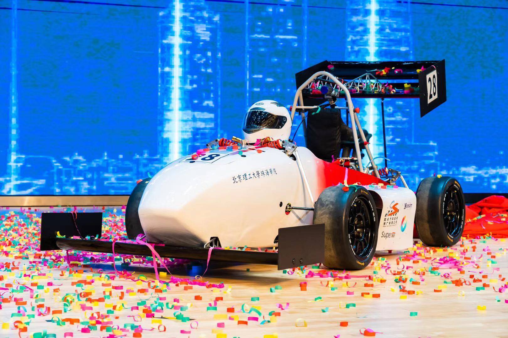 珠海|第一次！珠海高校首辆自主研发大学生方程式赛车落地！