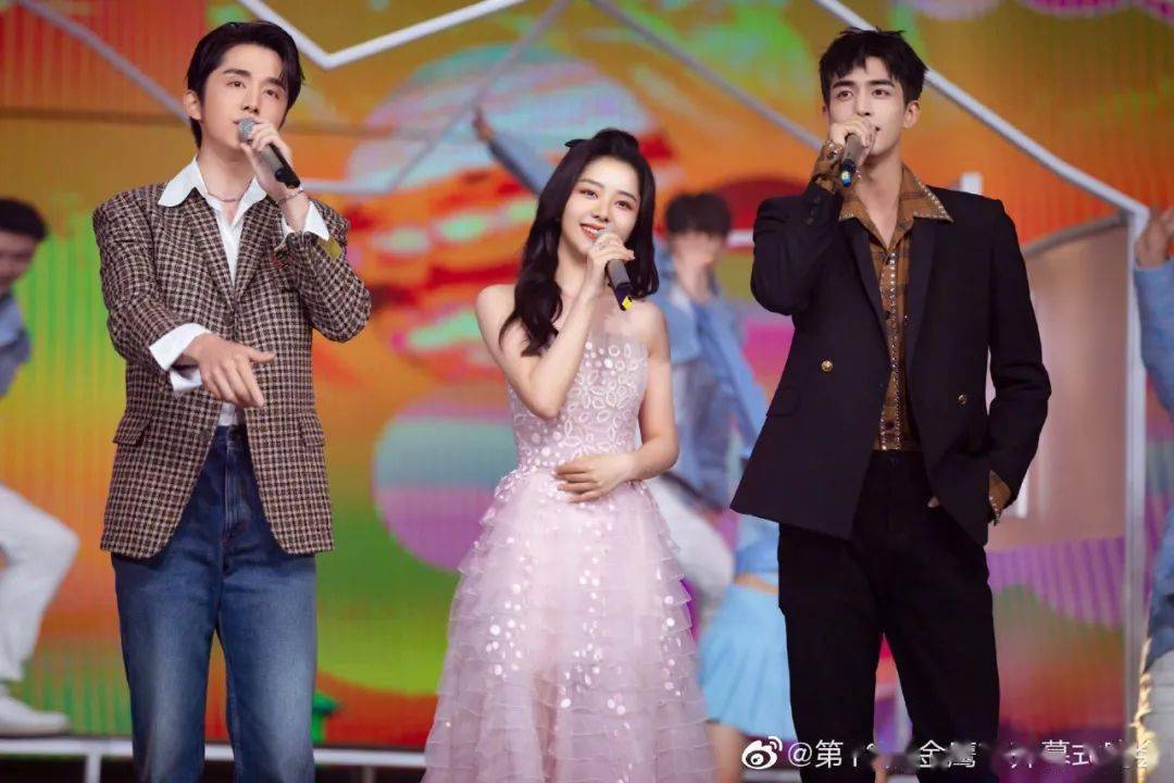 吉娜|第13届金鹰节开幕，《以家人之名》重聚合唱，吉娜官宣怀孕...