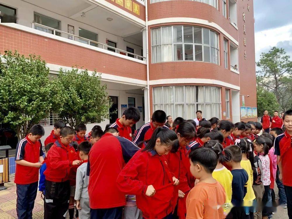 "先锋引领,薪火相传" ——南安市第二实验小学少先队入队仪式