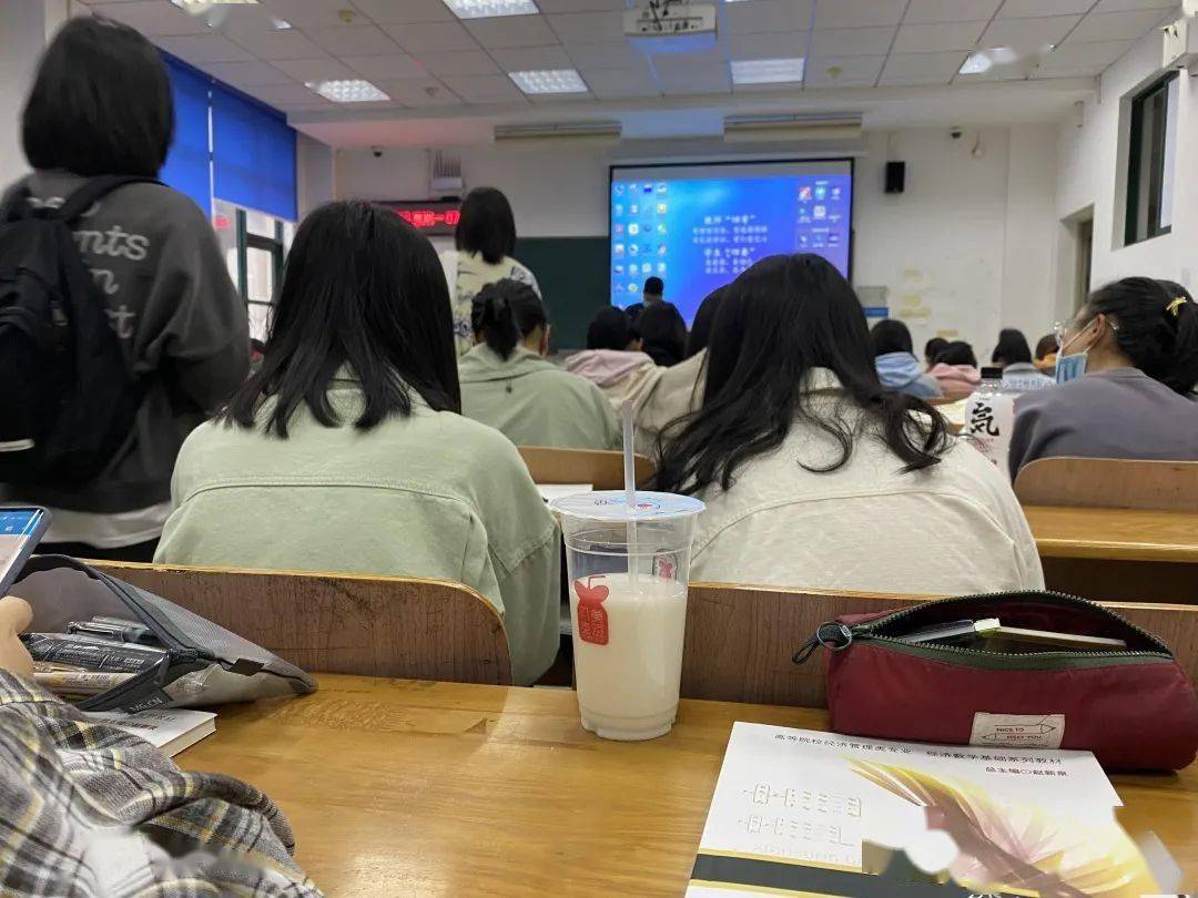 教室里早就已经坐满人了