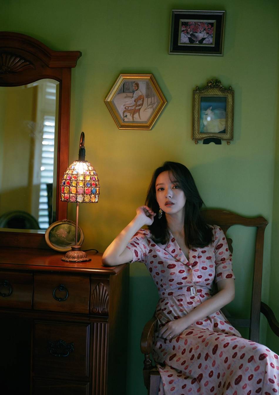 写真|周奇奇复古风写真 红唇印花裙显法式魅力