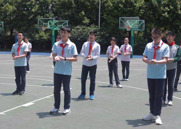 体育课|在这所上海初中，体育老师当班主任是传统：学生家长都点赞