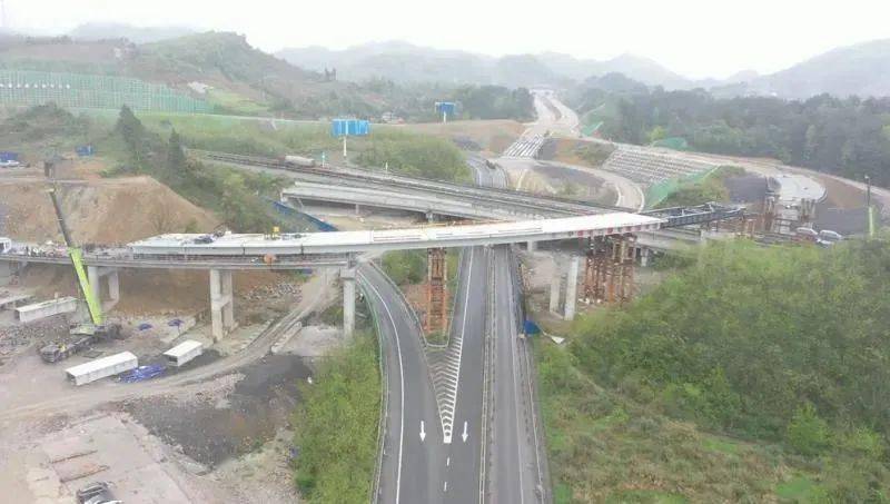 雷(山)榕(江)高速首个隧道左洞贯通 // 凯里环城高速北段通车进入"倒