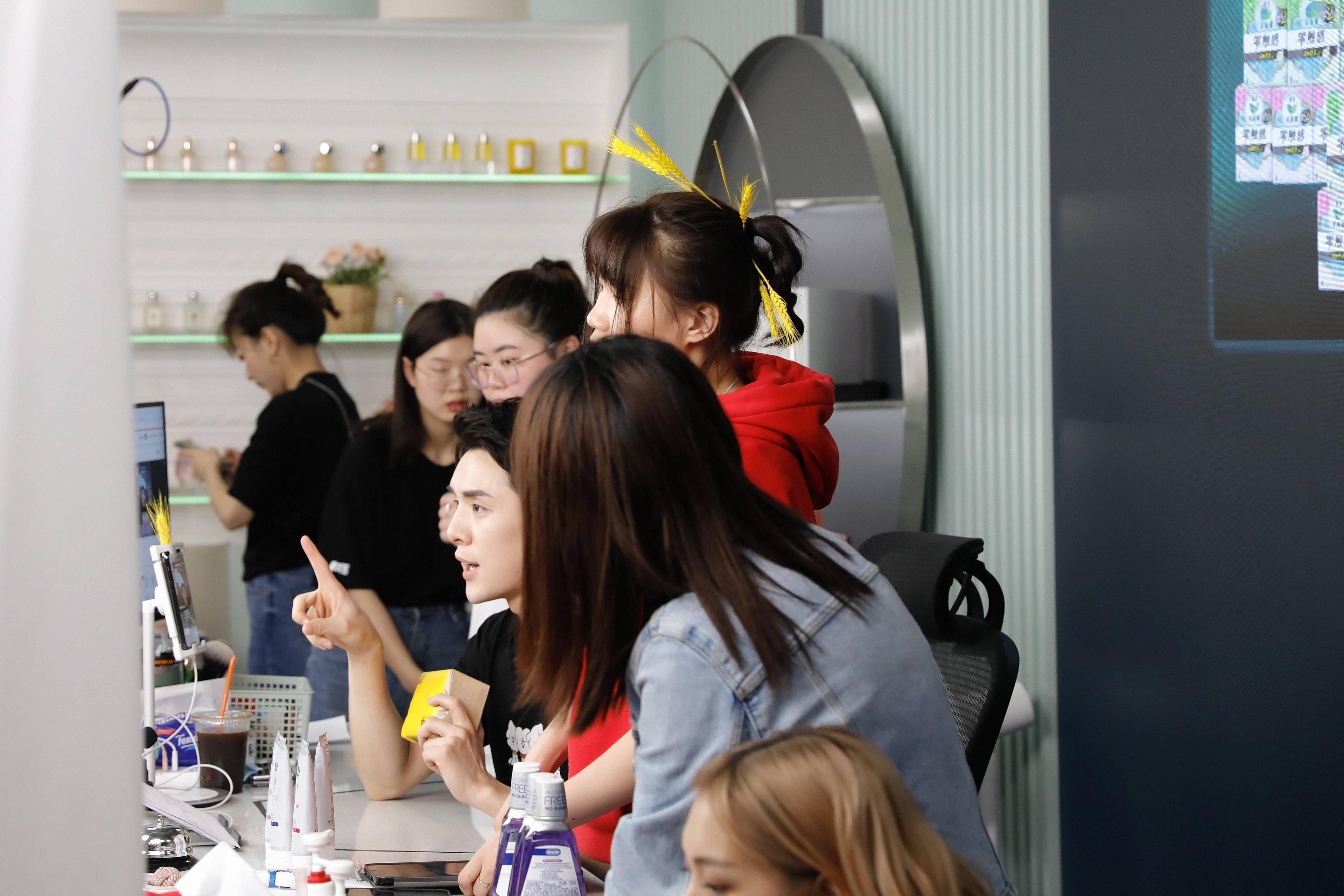 李佳琦|双十一预售第一天，我们“探班”李佳琦直播间